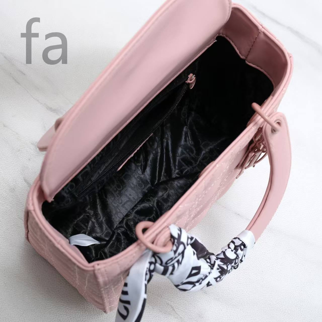 Dior
105 dhs🇦🇪

with box
🎁🎁🎁

size 25cm

Zain26
♥️♥️♥️