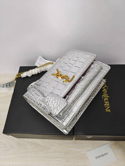 YSL
105 dhs🇦🇪

with box
🎁🎁🎁

size 25cm
High quality

Zain26
♥️♥️♥️
