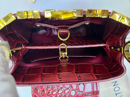 LV
115 dhs🪙💕

with box
🎁🎁🎁
size 20×7.5×14cm

Zain42
♥️♥️♥️
