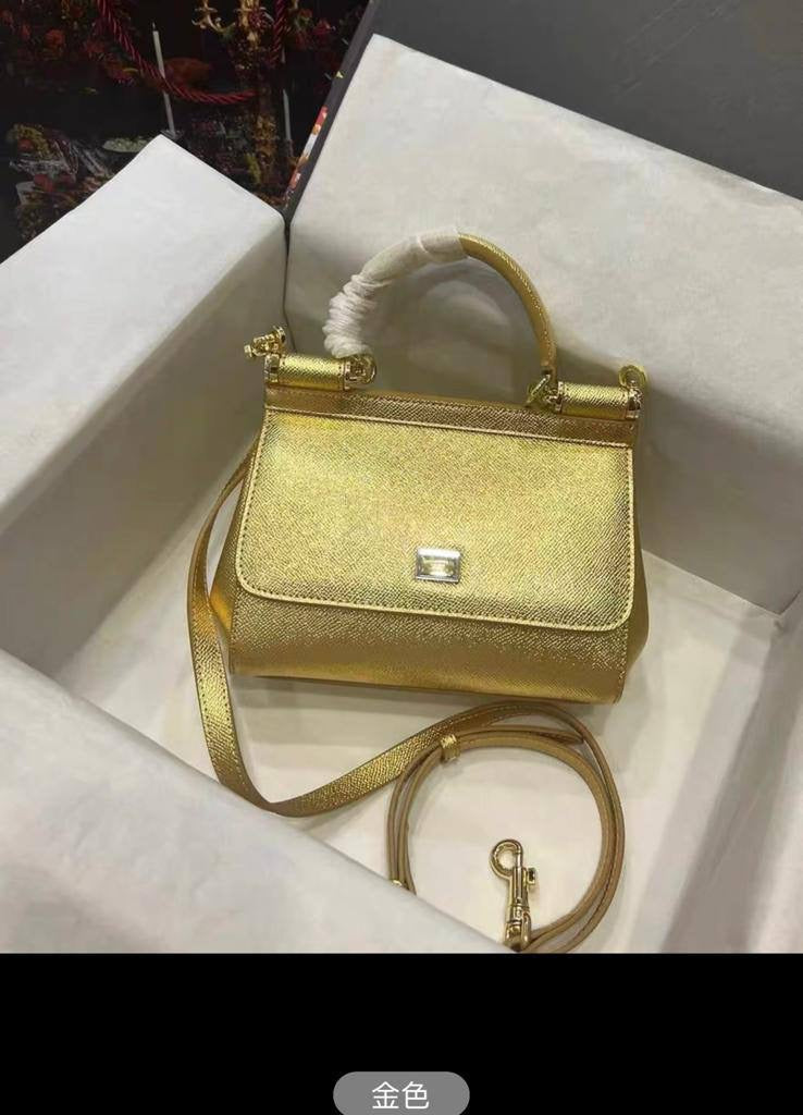 D&G

100 dhs🇦🇪

with box
🎁🎁🎁

size 20cm

Zain26
♥️♥️♥️