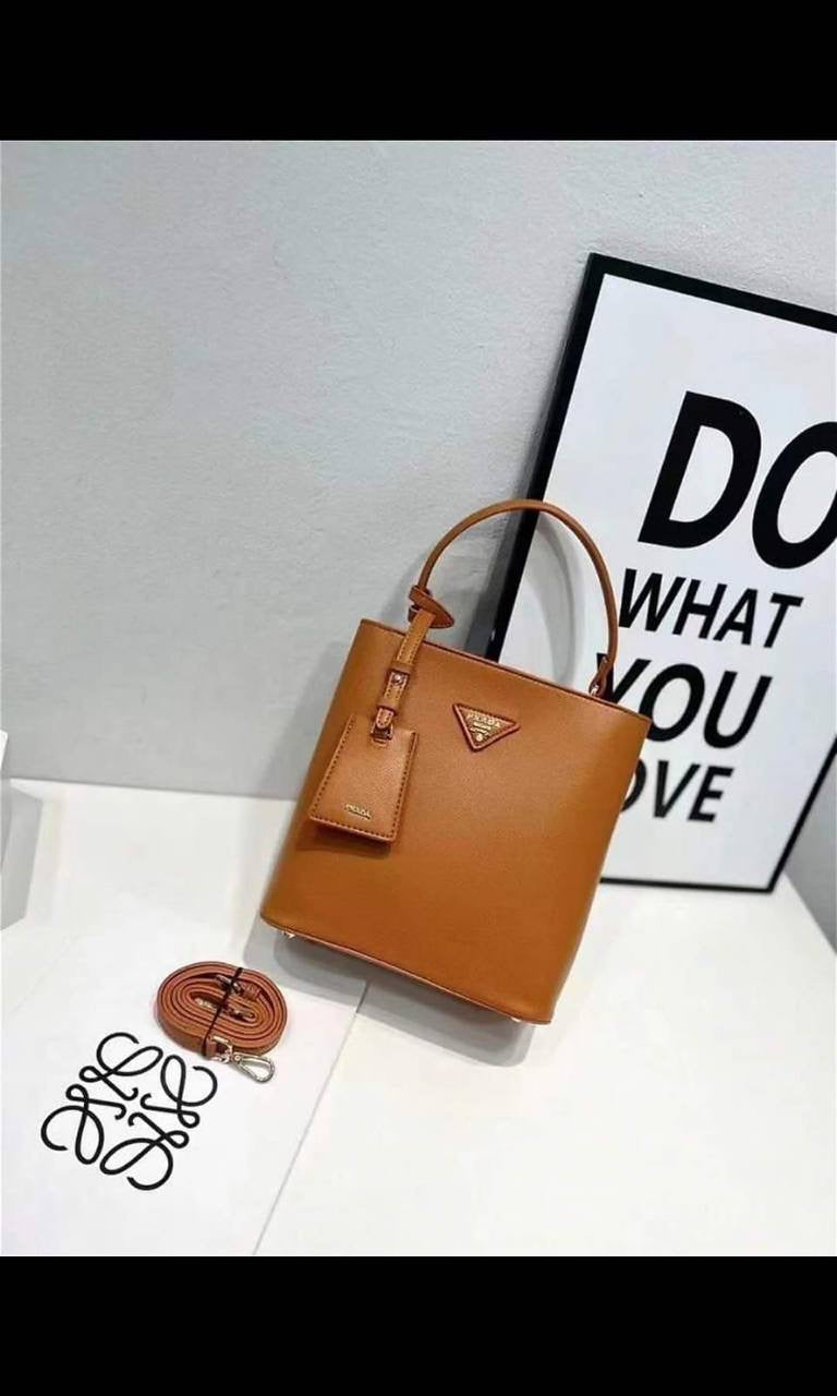 Prada 
Good Quality 

With Box 
🎁🎁🎁

105 dhs🇦🇪

Zain250
♥️♥️♥️