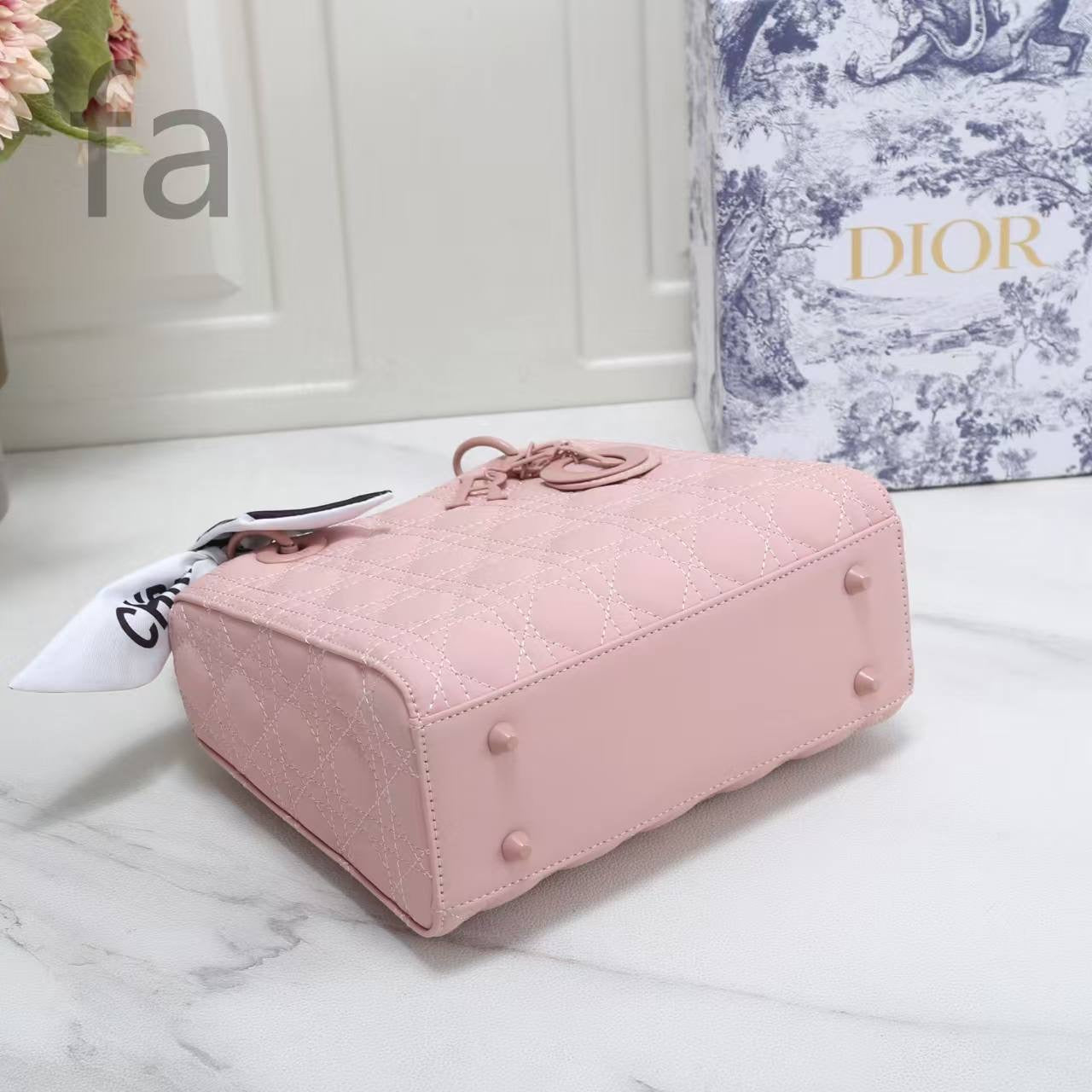 Dior
105 dhs🇦🇪

with box
🎁🎁🎁

size 25cm

Zain26
♥️♥️♥️