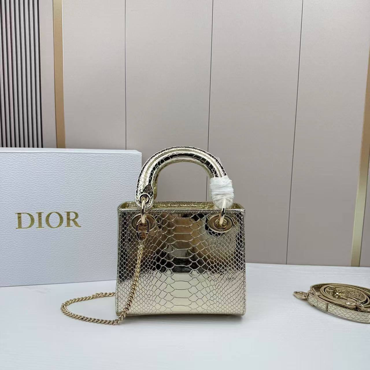 Dior Master 

300 dhs🇦🇪

With box
🎁🎁🎁

#17cm

Zain228
♥️♥️♥️