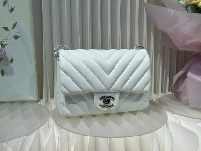 CHANEL 
19.5cm, Silver Logo, 🍂gold Logo 
95 dhs🇦🇪

Zain254
♥️♥️♥️