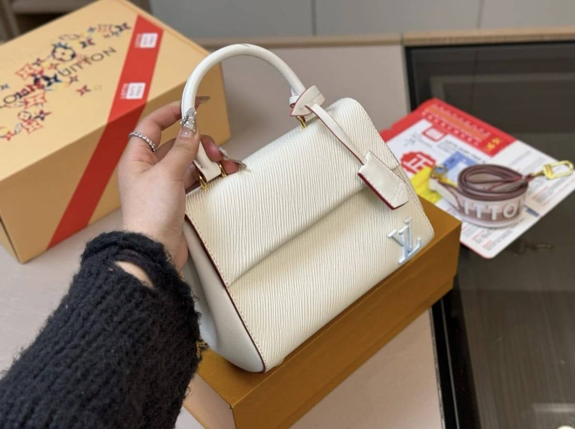 LV 
90 dhs🇦🇪

with box
🎁🎁🎁

size 20×9×15cm

Zain42
♥️♥️♥️