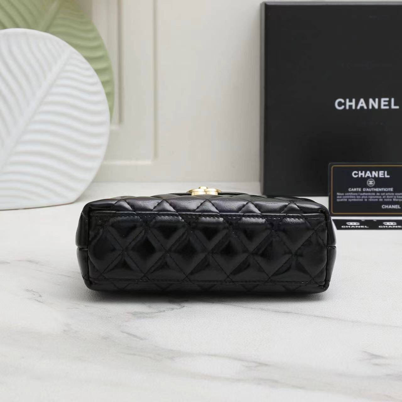 Chanel 

100 dhs🇦🇪

with box
🎁🎁🎁

size 20×6×13cm

Zain42
♥️♥️♥️