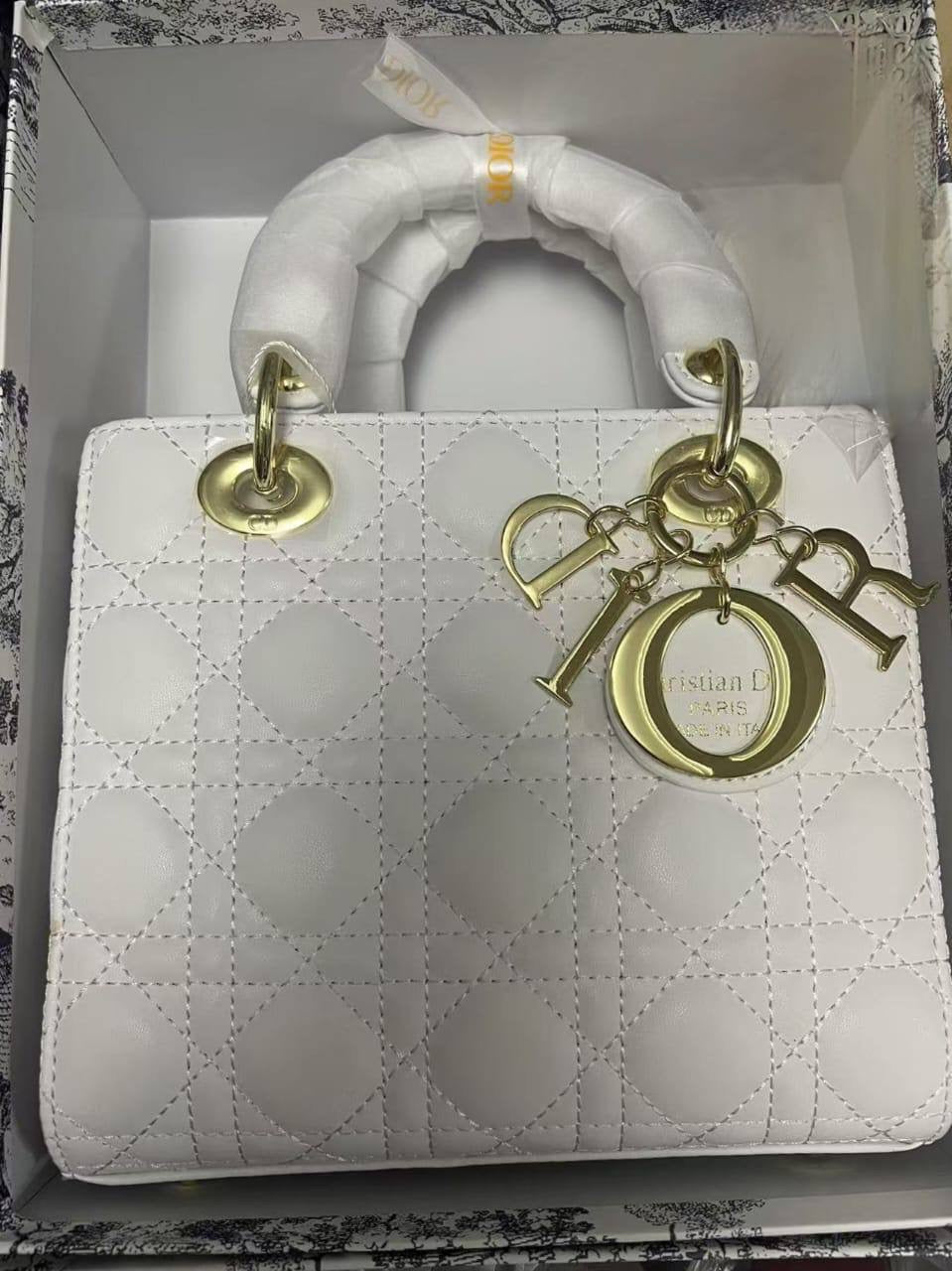 Dior 
Lady dior Medium
Size: 20cm
With box 
🎁🎁🎁

115 dhs🪙💕

Zain50
♥️♥️♥️