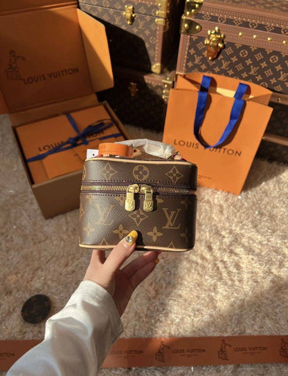 LV
Set of 3 pcs 290 dhs🇦🇪

big  120 dhs🇦🇪
size 35×9×19cm

medium 110 dhs🇦🇪
size 22×8.5×14cm

small  100 dhs🇦🇪
size 17×8.5×9.5cm

with box🎁

Zain42
♥️♥️♥️