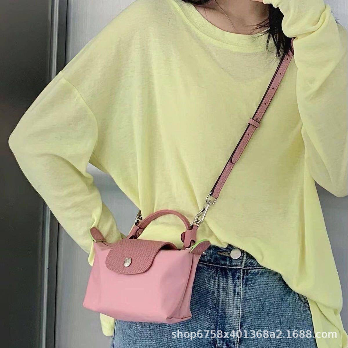 LongChamp Mini

High  Quality 

Size：19  * 11 cm
50 dhs🪙

Zain115
♥️♥️♥️