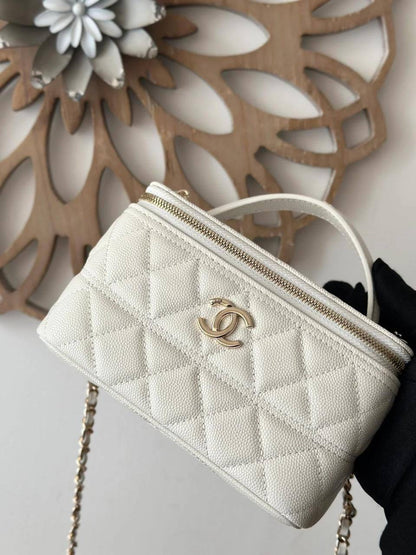 CHANEL 
NEW CAME GOOD QUALITY 
WITH BOX
100 dhs🇦🇪
SIZE: 16.5cm

Zain39
♥️♥️♥️