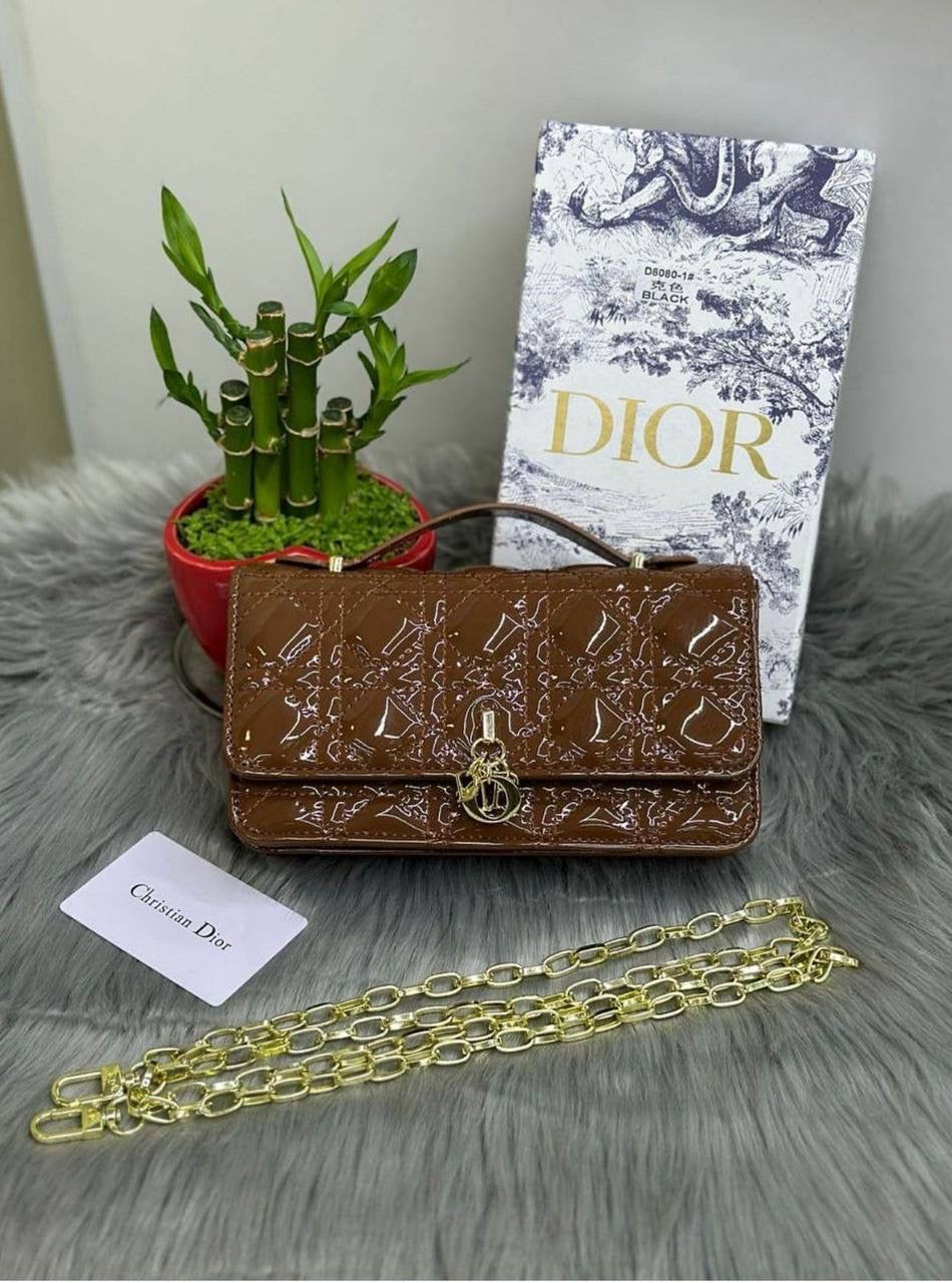 Dior
good quality,  
with box, 
🎁🎁🎁

size 22* 13 cm 

100 dhs🇦🇪

Zain12
♥️♥️♥️
