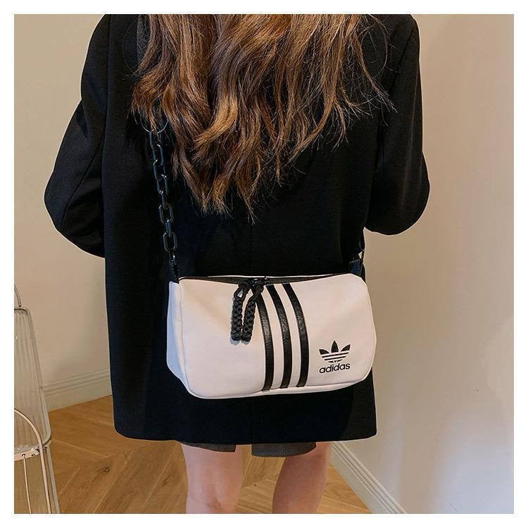Adidas
30*20*10 cm
40 dhs🪙💕

Zain17
♥️♥️♥️
