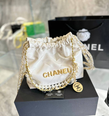 CHANEL 

NEW CAME GOOD QUALITY 
WITH BOX 
🎁🎁🎁

105 dhs🇦🇪

Zain39
♥️♥️♥️