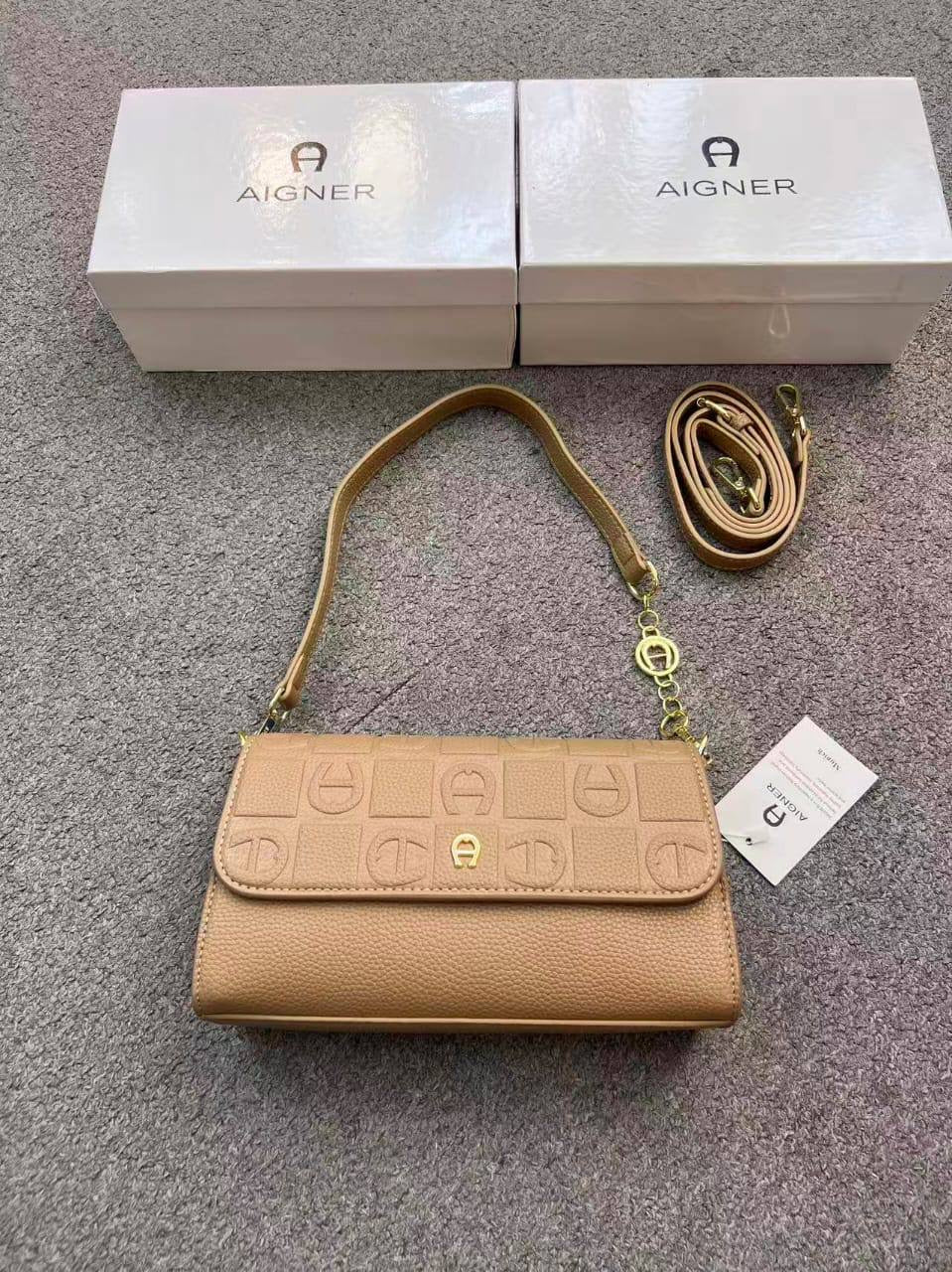 Aigner
90 dhs🪙💕

with box
🎁🎁🎁

size 24cm

Zain26
♥️♥️♥️