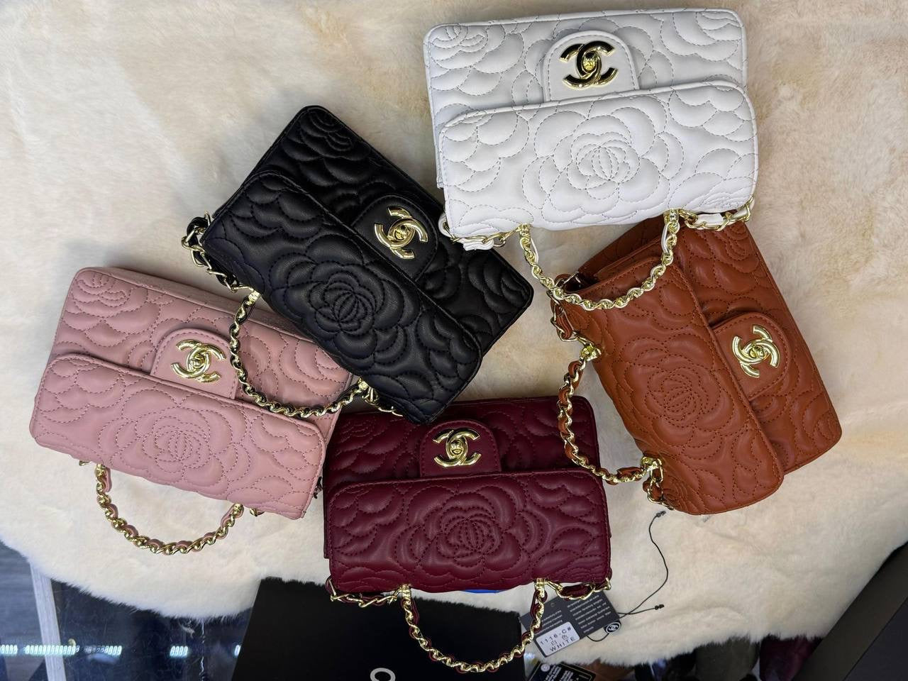 Chanel ᴛᴏᴘ ʜᴀɴᴅʟᴇ/ chain
ᴇᴍʙʀᴏɪᴅᴇᴅ ғᴏʟʟᴏᴡᴇʀ 
ɢᴏʟᴅ ʜᴀʀᴅᴡᴀʀᴇ 

ᴡɪᴛʜʙᴏx
🎁🎁🎁

ᴄᴀᴠɪᴀʀ 
sɪᴢᴇ:20ᴄᴍ
105 dhs🇦🇪

Zain56
♥️♥️♥️