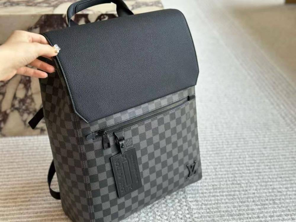 LV BACKPACK 
GOOD QUALITY 💯
130 dhs🇦🇪

Zain28
♥️♥️♥️