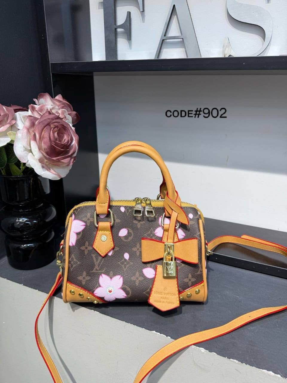 LV
sᴘᴇᴇᴅʏ ʙᴀɴᴅᴏᴜʟɪᴇʀᴇ
ᴍᴏɴᴏɢʀᴀᴍ ʟᴇᴀᴛʜᴇʀ
ᴡɪᴛʜ ᴍᴜʀᴀᴋᴀᴍɪ ᴄʜᴀɪɴ
ɪᴛ ʜᴀs ʟᴏɴɢ ʙᴇʟᴛ sᴛʀᴀᴘ
sɪᴢᴇ : 21 x 15 x 12 cm
ᴡɪᴛʜ BOX
🎁🎁🎁

75 dhs🪙💕

Zain31
♥️♥️♥️