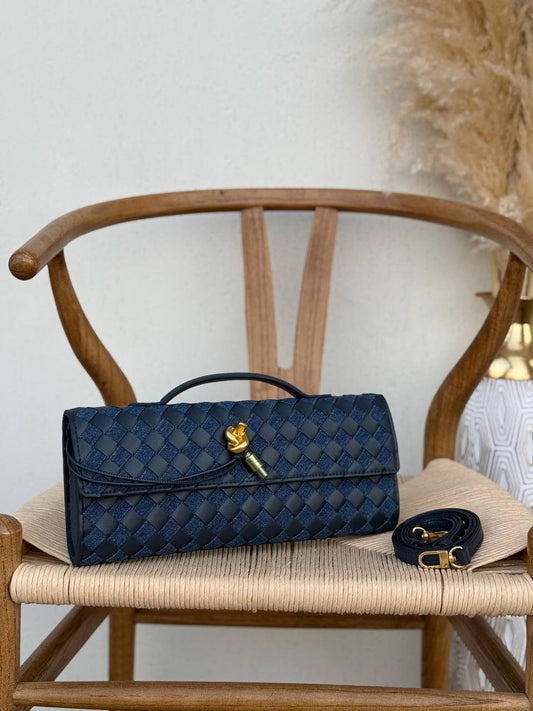 Available Again✨✨✨
BOTTEGA VENETA
31cm
350 dhs🇦🇪
Top quality 
With box🎁

Zain167
♥️♥️♥️