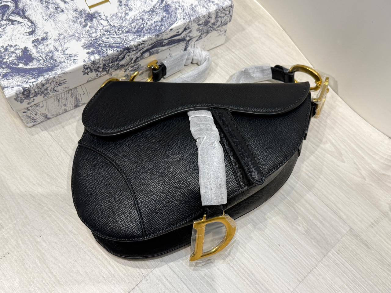 Dior

with box
🎁🎁🎁

110 dhs🇦🇪

good quality

Zain44
♥️♥️♥️