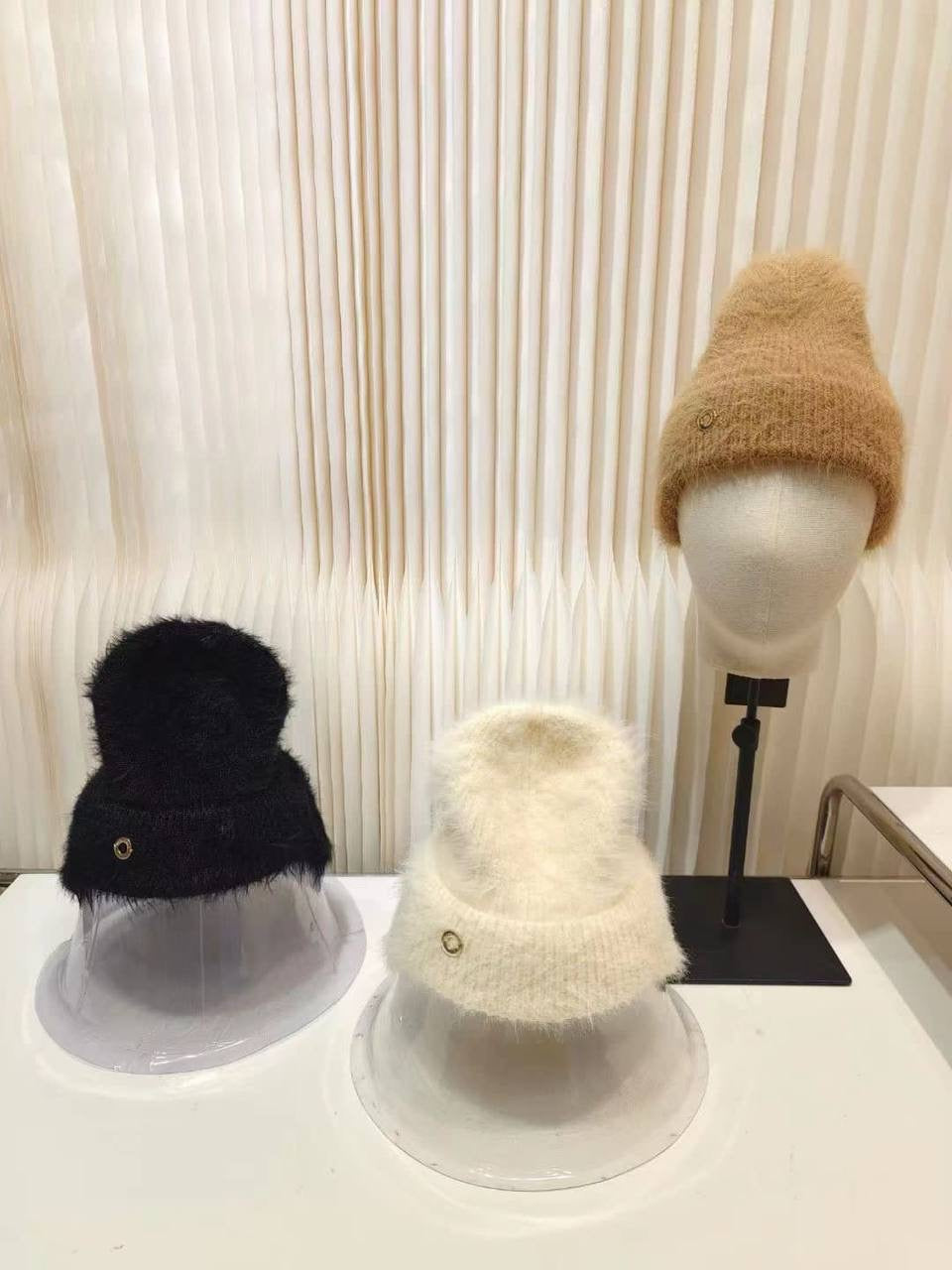 Loro piana winter hats 
Free size 
80 dhs🪙

Zain88
♥️♥️♥️
