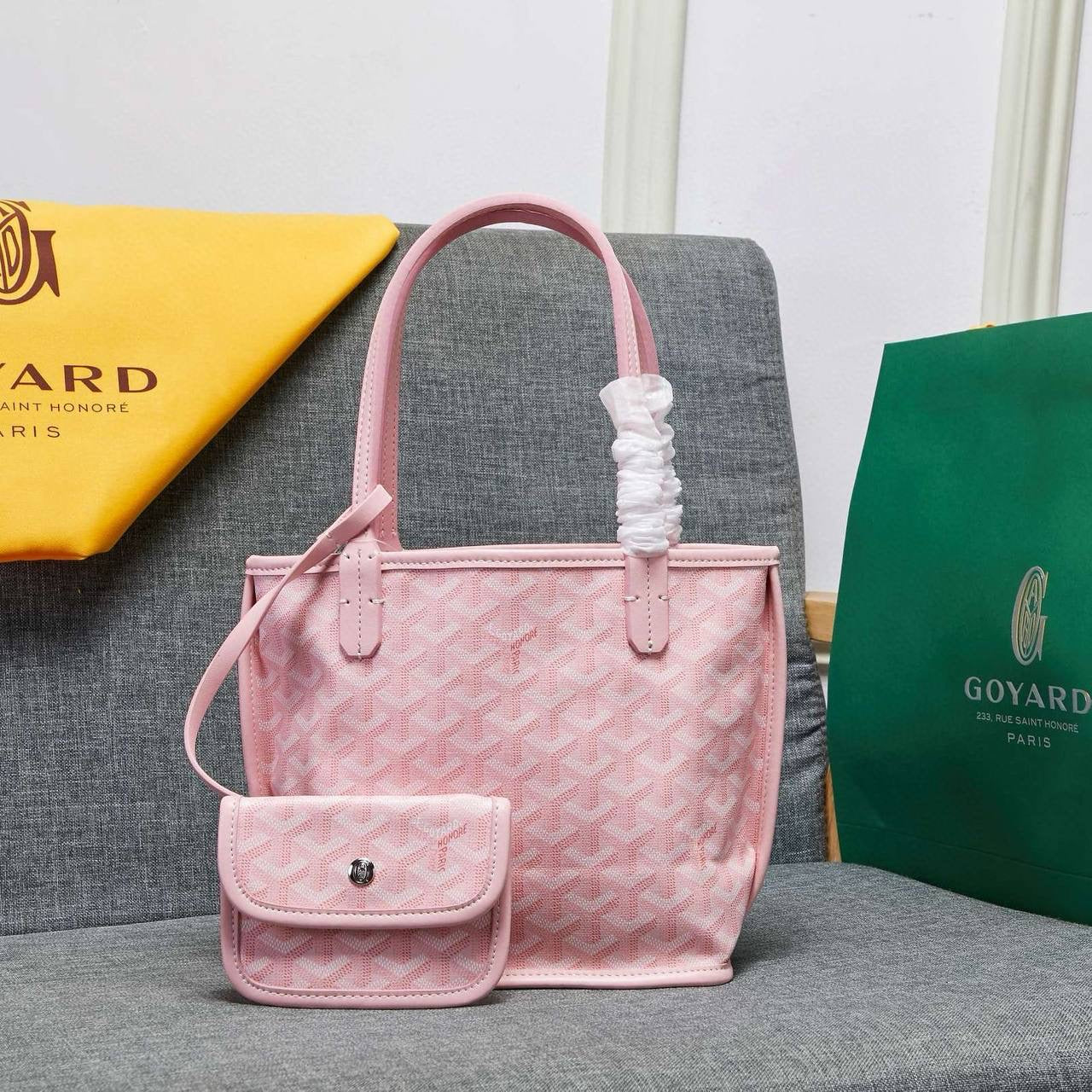GOYARD 
NEW CAME 
HIGH QUALITY SMALL SIZE 
Use on both sides 
WITH BOX 
🎁🎁🎁

90 dhs🪙💕

Zain39
♥️♥️♥️