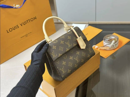 LV 
90 dhs🇦🇪

with box
🎁🎁🎁

size 20×9×15cm

Zain42
♥️♥️♥️