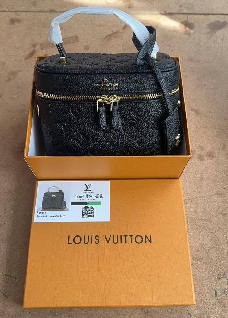 LV - Gucci
95 dhs🇦🇪

with box
🎁🎁🎁

size 18cm

Zain26
♥️♥️♥️