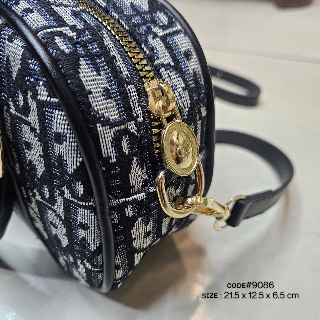 Dior
ʙᴏᴡʟɪɴɢ ᴛᴏᴘ ʜᴀɴᴅʙᴀɢ
ᴄʟᴀssɪᴄ DD ᴄᴀɴᴠᴀss ᴍᴀᴛᴇʀɪᴀʟ
ᴡɪᴛʜ ʟᴏɴɢ ʙᴇʟᴛ sᴛʀᴀᴘ
sɪᴢᴇ : 21.5cm
ᴡɪᴛʜ BOX
🎁🎁🎁

70 dhs🪙

Zain31
♥️♥️♥️