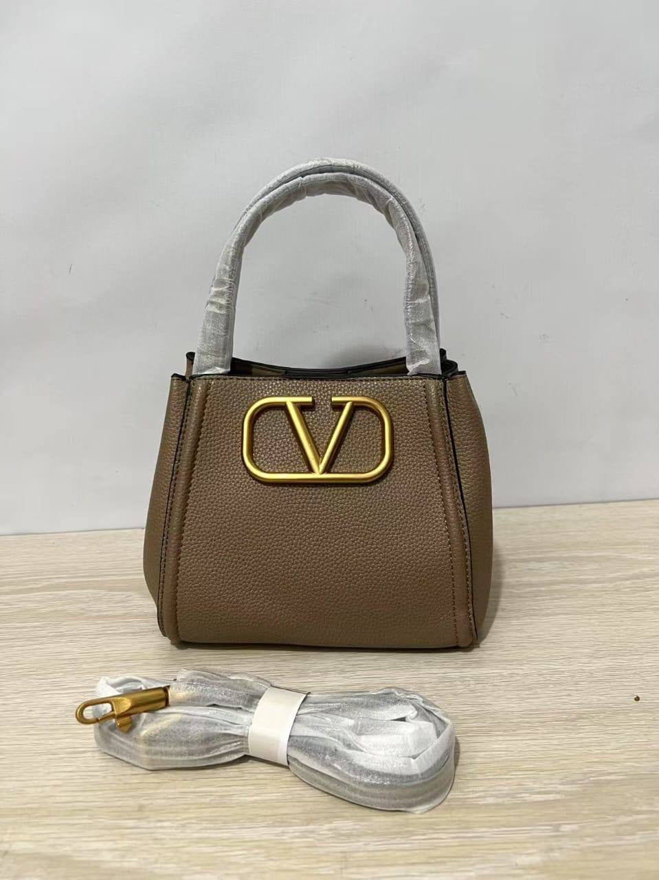 Valentino
90 dhs🪙💕
High quality
21Cm

Zain26
♥️♥️♥️