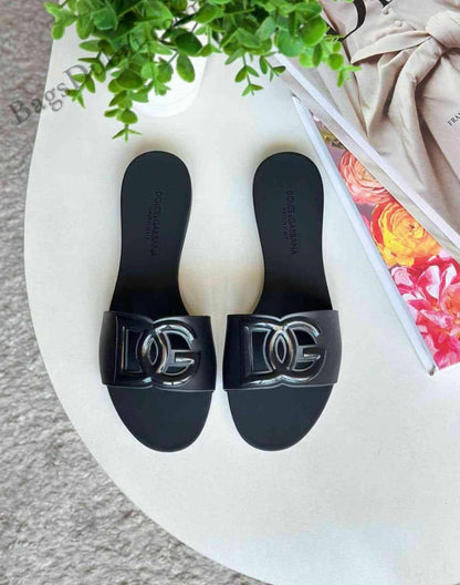 D&G Master
☘️ *SIZE  36  to 41 ☘️                                                                                                       
150 dhs🇦🇪

Zain224
♥️♥️♥️
