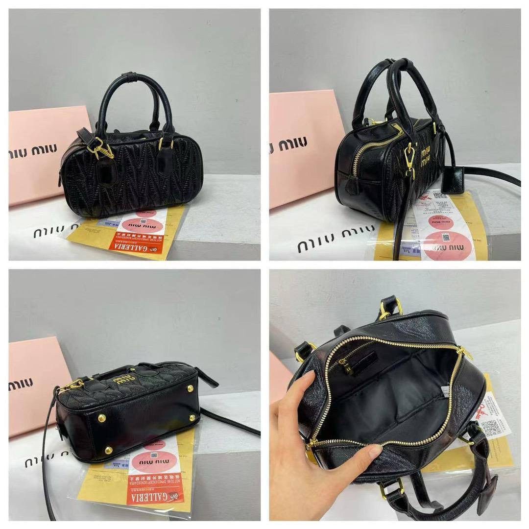 Miu Miu

23*12*9Cm

With box 
🎁🎁🎁

75 dhs🪙

Zain17
♥️♥️♥️