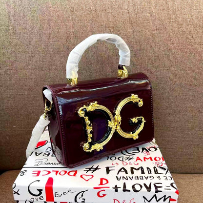 D&G
110 dhs🇦🇪

with box
🎁🎁🎁

size 22cm

Zain26
♥️♥️♥️