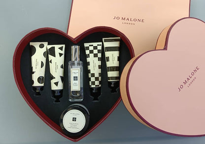 JO MALONE 6IN1 SET
120 dhs🇦🇪

4 pcs hand cream 
- peony 
- wild bluebell 
- blackberry 
- English pear 

1pc cologne 
1pc body cream

Zain01
♥️♥️♥️
