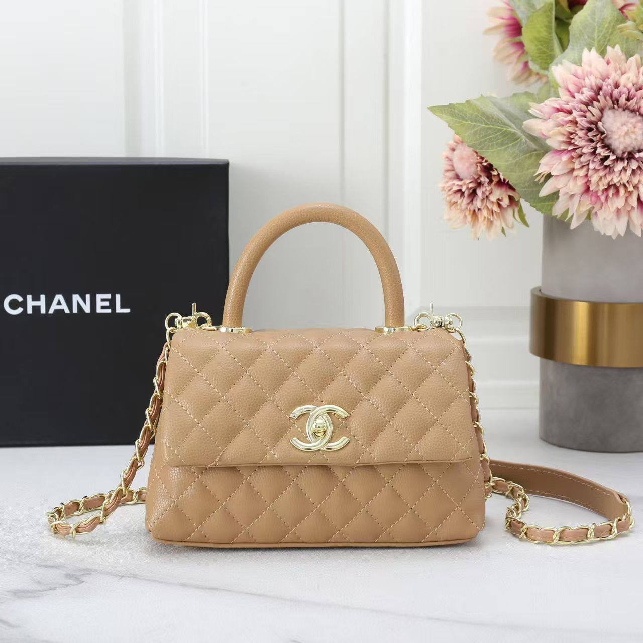 CHANEL ᴄᴏᴄᴏ
ᴛᴏᴘ ʜᴀɴᴅʟᴇ ʙᴀɢ
ᴄᴀᴠɪᴀʀ ʟᴇᴀᴛʜᴇʀ ᴍᴀᴛᴇʀɪᴀʟ
ɢᴏʟᴅ ᴄʜᴀɪɴ ʟᴇᴀᴛʜᴇʀ sᴛʀᴀᴘ
sɪᴢᴇ: 25 cm

ᴡɪᴛʜ BOX
🎁🎁🎁

95 dhs🇦🇪

Zain31
♥️♥️♥️