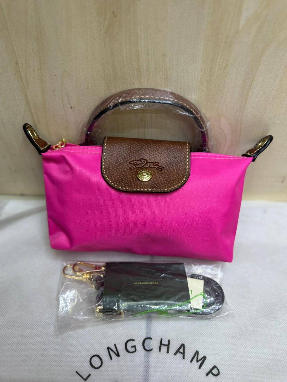 LongChamp Mini

High  Quality 

Size：19  * 11 cm
50 dhs🪙

Zain115
♥️♥️♥️