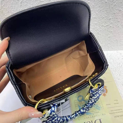 Dior
17.*15*10 cm

With box 
🎁🎁🎁

90 dhs🇦🇪

Zain17
♥️♥️♥️