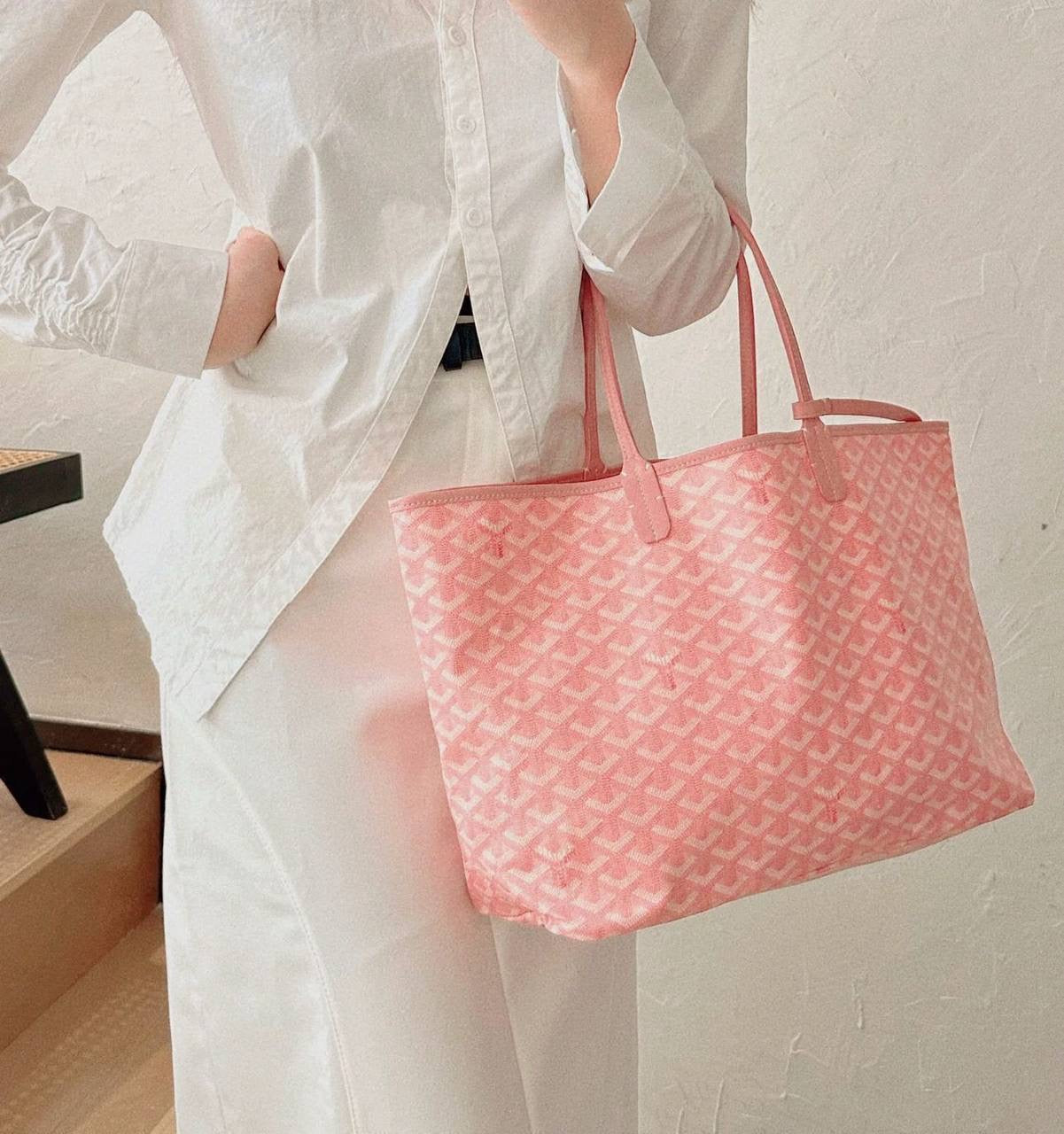 GOYARD 

BIG SIZE 

NEW CAME 

HIGH QUALITY 

100 dhs🪙💕

Zain39
♥️♥️♥️