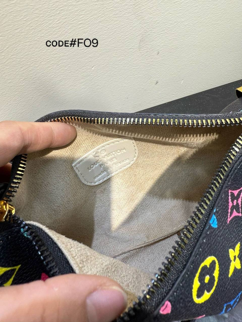 LV
ᴛʀᴜɴᴋ ᴄʀᴏssʙᴀɢ
ᴡɪᴛʜ ʟᴏɴɢ ʙᴇʟᴛ sᴛʀᴀᴘ
ᴍᴏɴᴏɢʀᴀᴍ ʟᴇᴀᴛʜᴇʀ
sɪᴢᴇ : 23  cm

70 dhs🇦🇪

Zain31
♥️♥️♥️