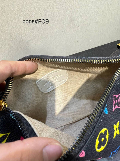 LV
ᴛʀᴜɴᴋ ᴄʀᴏssʙᴀɢ
ᴡɪᴛʜ ʟᴏɴɢ ʙᴇʟᴛ sᴛʀᴀᴘ
ᴍᴏɴᴏɢʀᴀᴍ ʟᴇᴀᴛʜᴇʀ
sɪᴢᴇ : 23  cm

70 dhs🇦🇪

Zain31
♥️♥️♥️