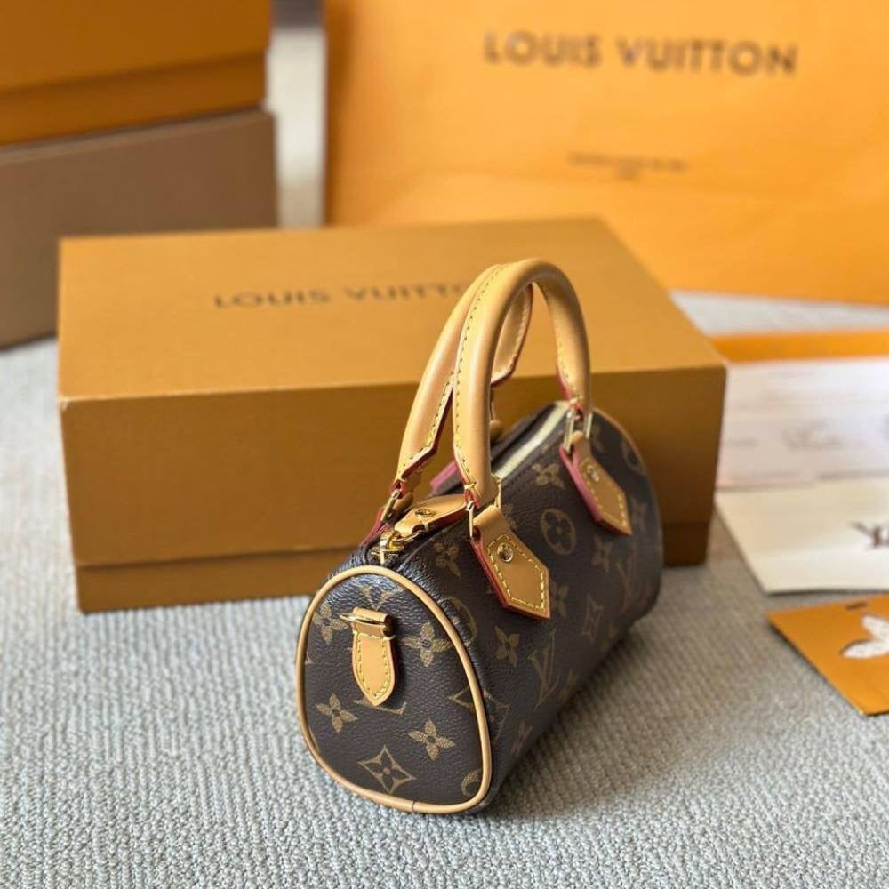 LV

80 dhs🇦🇪

with box
🎁🎁🎁

size 16×9×10cm

Zain42
♥️♥️♥️