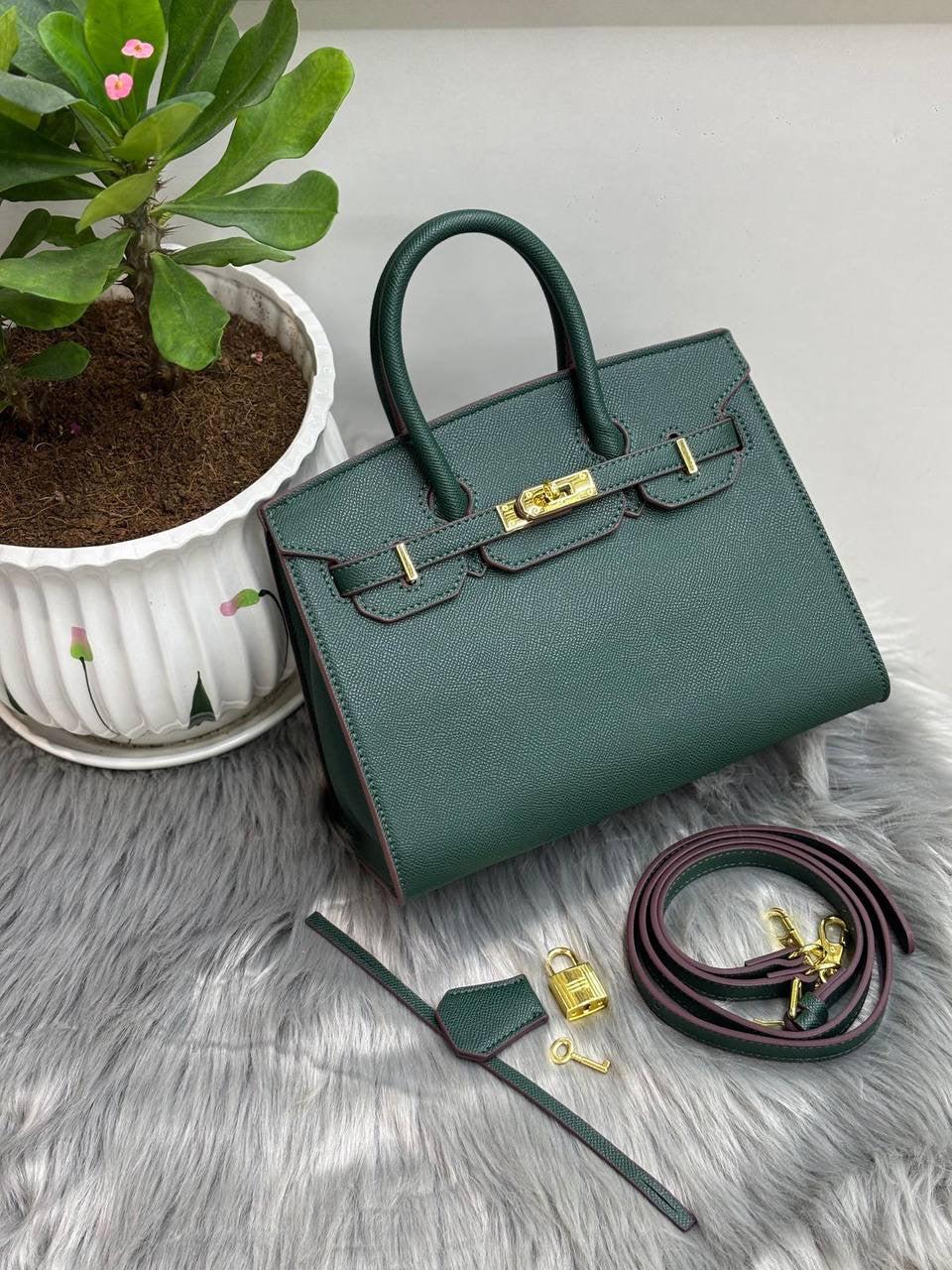 Hermes 
SIZE  ……… 25 cm
105 dhs🇦🇪

Zain51
♥️♥️♥️