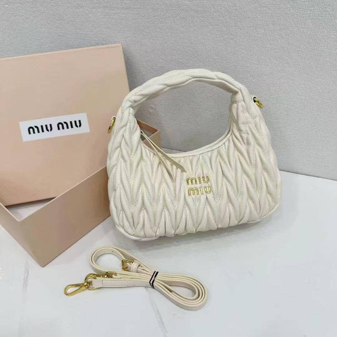 Miu Miu

with box
🎁🎁🎁

95 dhs🇦🇪
20 cm 

Zain253
♥️♥️♥️