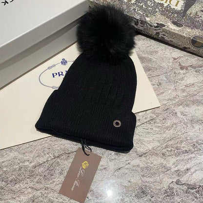 Loro piana winter hats 
Free size 
80 dhs🪙

Zain88
♥️♥️♥️