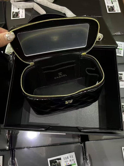 Chanel 24K
Size: 17 * 10 * 8 cm
90 dhs🇦🇪

with box
🎁🎁🎁

Zain115
♥️♥️♥️