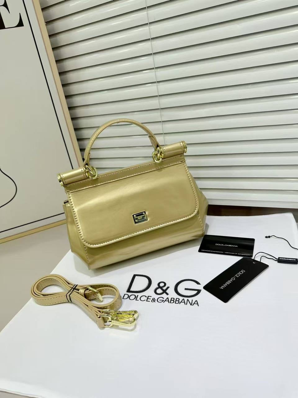 Dolce & Gabbana 
Size : 20 * 15 * 9 cm
110 dhs🇦🇪

with box 
🎁🎁🎁

Zain115
♥️♥️♥️