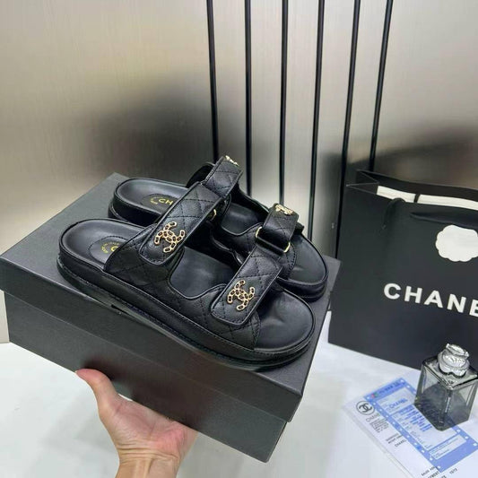 NEW CAME 
CHANEL SLIPPER 

GOOD QUALITY 

110 dhs🇦🇪
36 TO 41 NEW CAME 

Zain40
♥️♥️♥️