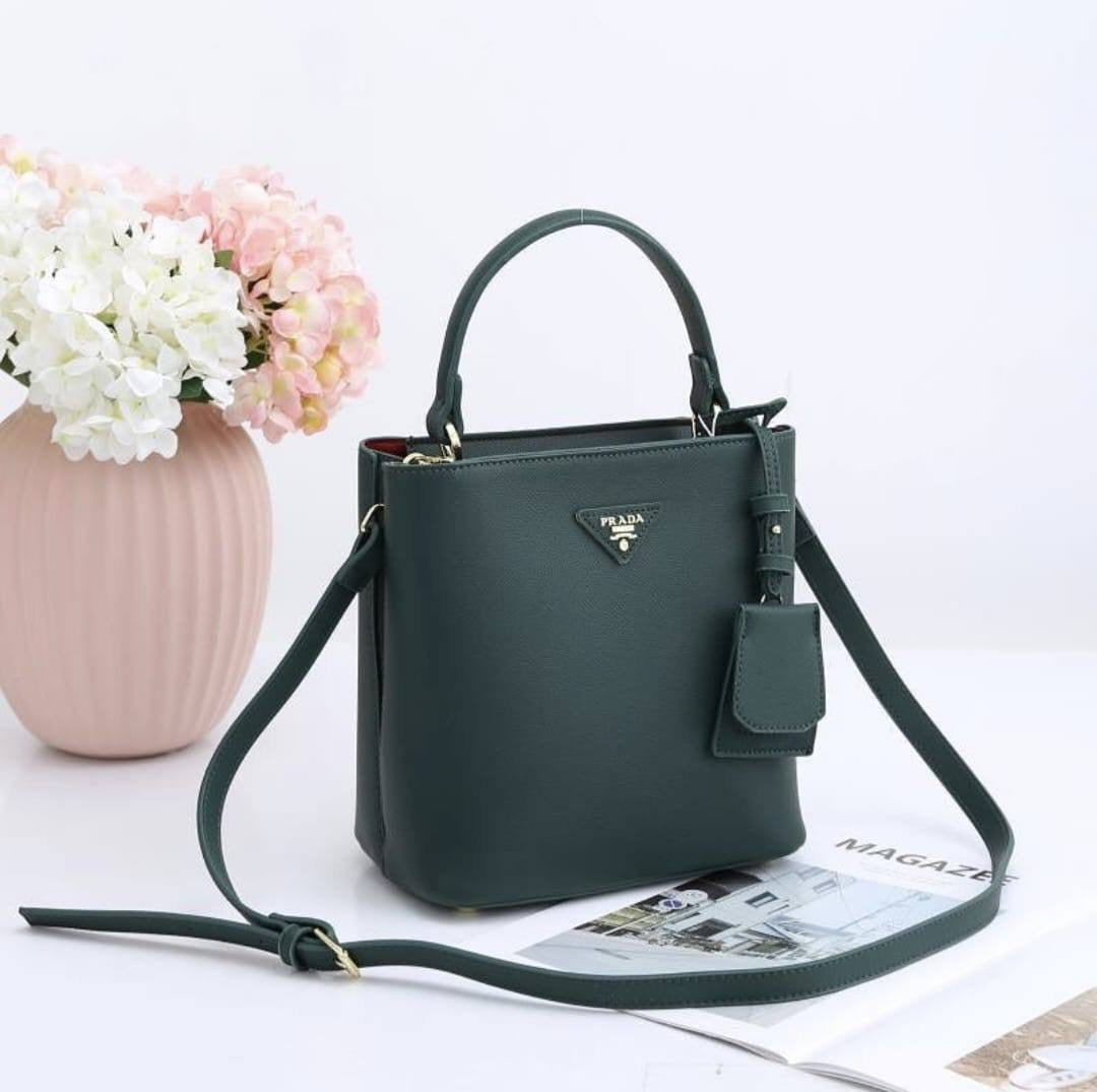 Prada

with box
🎁🎁🎁

105 dhs🇦🇪

Zain143
♥️♥️♥️