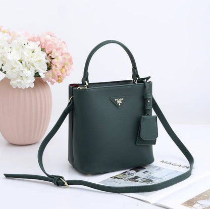 Prada

with box
🎁🎁🎁

105 dhs🇦🇪

Zain143
♥️♥️♥️
