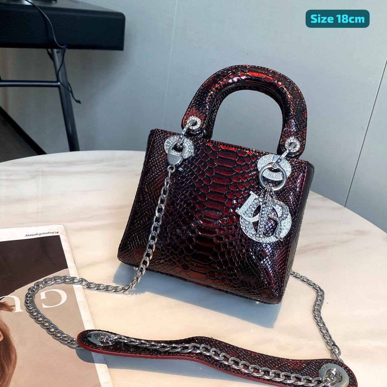 Dior
Good quality 

with box 
🎁🎁🎁

120 dhs🇦🇪

Zain168
♥️♥️♥️