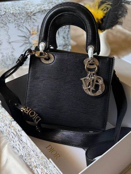 DIOR

20cm
350 dhs🇦🇪

Top quality 

With box
🎁🎁🎁

Zain167
♥️♥️♥️